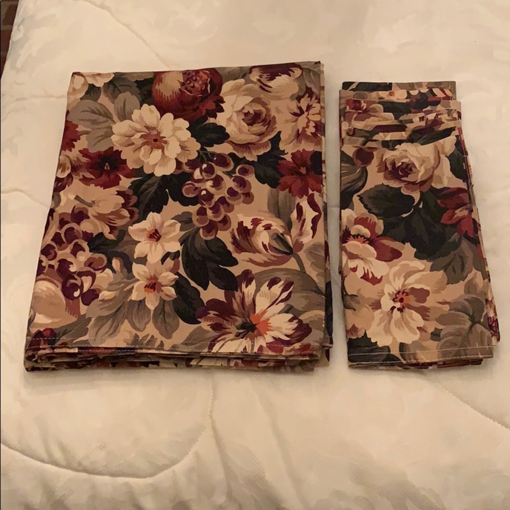 Ralph Lauren tablecloth with 8 matching napkins